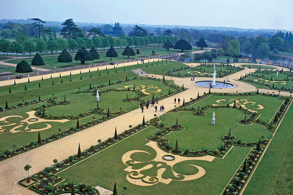 Тайный сад заложен самой Марией II Стюарт 