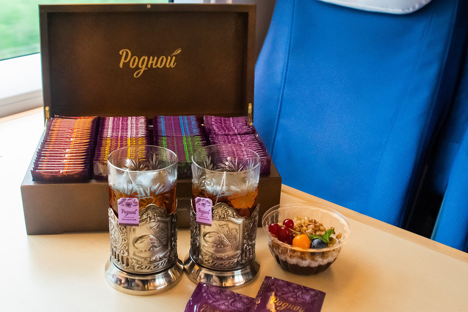 Пассажиров поездов «Сапсан» ждет премиальная коллекция фруктово-травяных чаев «Родной»