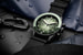 От циферблата до безеля часы Bathyscaphe Chronographe Flyback оформлены в зеленом оттенке с особыми переливами, которые меняются в зависимости от освещения