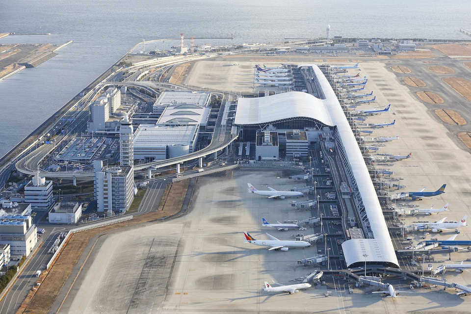 Аэропорт Kansai International расположен на насыпном острове