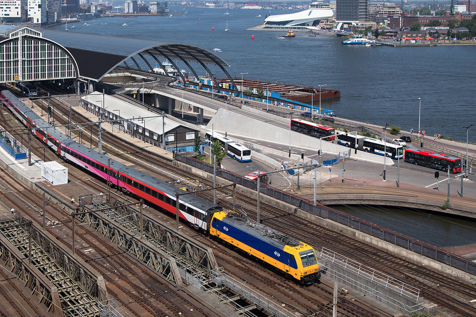 Amsterdam Centraal Station – узловой пункт между морским портом и железной дорогой