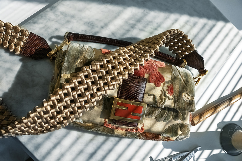 Соавторами одиннадцати сумок Fendi Baguette cтали маленькие ремесленные мастерские со всей Италии
