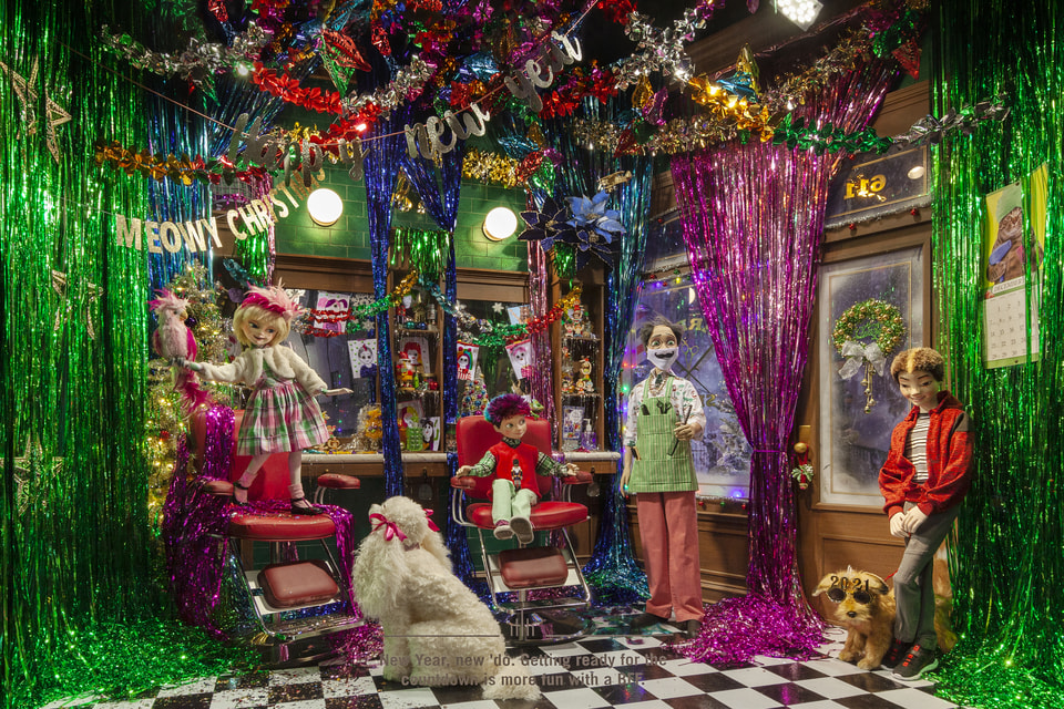 В Saks Fifth Avenue инсталляции, объединенные темой «Вот как мы празднуем», показывают, как отмечают Рождество и Новый год в знаковых местах по всему Нью-Йорку