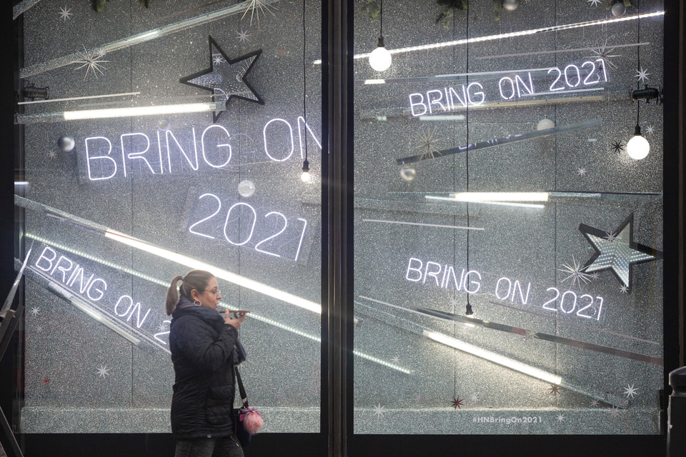 Дизайнеры Harvey Nichols придумали концепцию оформления витрин, символизирующую ожидание Нового года