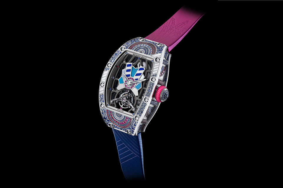 Все десять моделей RM 71-02 Automatic Tourbillon Talisman различаются декором центральной части скелетонизированного циферблата, толщина которого составляет всего 0,9 мм