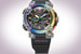 Японский часовой бренд Casio выпустил лимитированную аналоговую модель Casio G-Shock GWF-A1000BRT Frogman в радужном корпусе. В Россию прибудут всего пять экземпляров новинки — ударопрочных, водонепроницаемых легких часов со специальным режимом «дайвинг». Радужная цветовая палитра деталей вдохновлена необычным окрасом анзонии — редкого вида жабы, обитающего на острове Борнео в Индийском океане, который считали исчезнувшим почти на протяжении столетия. Узор на безеле напоминает пупырчатую кожу амфибии, а на задней крышке выгравирована лягушка со стрелкой в лапах. Часы созданы на базе модели GWF-A1000. Из технических преимуществ можно выделить соединение часовой и минутной стрелок в синхронном движении и новый механизм с тремя независимыми моторами для быстрого переключения с текущего времени на данные о погружении.