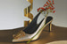 Коллекция Holiday 2020 итальянского модного бренда Salvatore Ferragamo — квинтэссенция праздничного настроения. Жизнерадостные всплески цвета, торжественный и безупречный акцент черного с золотом, платья и юбки с цепями, туфли с золотыми бантами и кристаллами, металлизированный трикотаж, платья из матового шелка, сумки с платочным узором — и неизменно ручная работа высочайшего уровня.