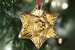 Золотая звезда на елку Baccarat создана вручную из хрусталя, фирменного материала Дома