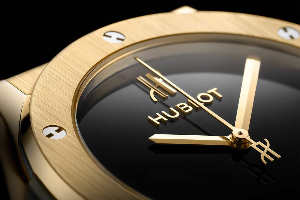 Черный полированный лакированный циферблат Classic Fusion выполнен в лаконичном стиле – на нем присутствуют граненые стрелки, логотип H и название бренда