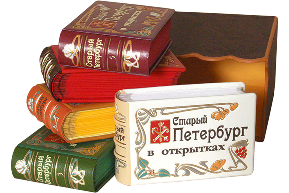 Среди работ Л. Колпахчиева есть и миниатюрные книги: их можно увидеть в музее «Русский Левша»