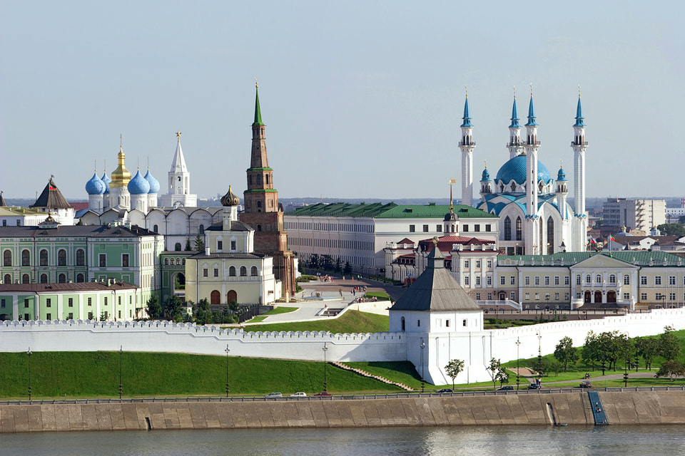 Кремлевская набережная в Казани