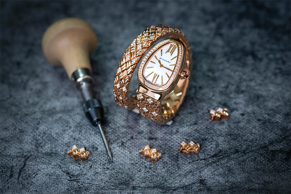 Сложный золотой браслет женских часов Serpenti Spiga создают мастера ювелирного ателье Bvlgari