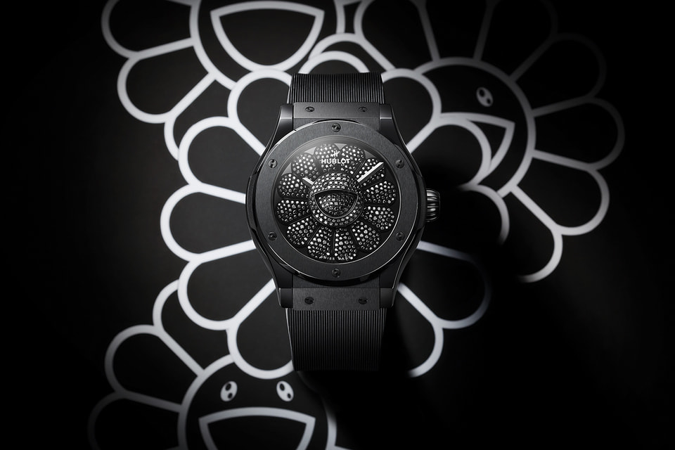 Циферблат часов Hublot Classic Fusion Takashi Murakami All Black представляет собой улыбающийся подвижный цветок Такаси Мураками