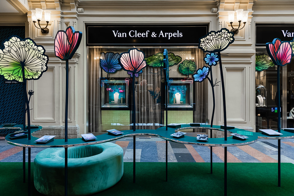 Инсталляция Van Cleef & Arpels одновременно служит постаментом для выставки фотографий и эскизов украшений