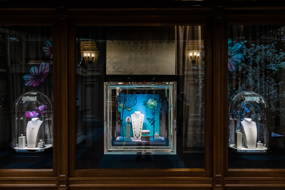 В бутике Van Cleef & Arpels составили специальную экспозицию современных украшений на тему флоры