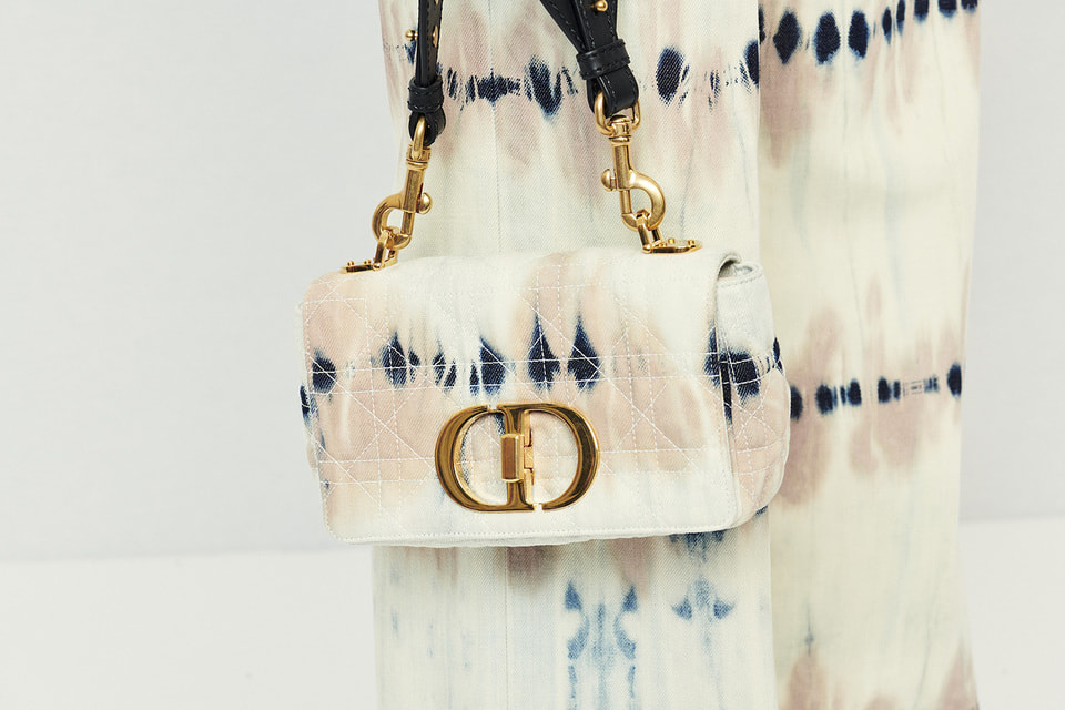 Вариация сумки Dior Caro в технике ткани Tie-Die из коллекции весна-лето 2021