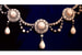 Свадебное ожерелье королевы Александры (свыше 340 000 евро) Ожерелье подарено Александре Датской ее женихом (будущим королем Эдуардом VII) в день их свадьбы в 1863 году. Оно изготовлено ювелирным домом Garrard &amp; Co как часть бриллиантовой парюры (набора украшений) с жемчугом, также включавшей тиару, брошь и серьги.