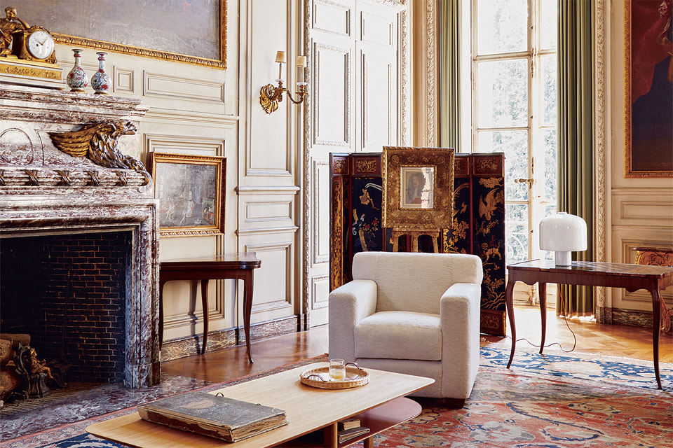 Современные предметы из коллекции Hermes Maison органично вписываются в интерьер особняка XIX века