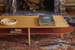 Двухуровневый стол Hermes Maison из дуба и кожи может выполнять одновременно функции кофейного и журнального