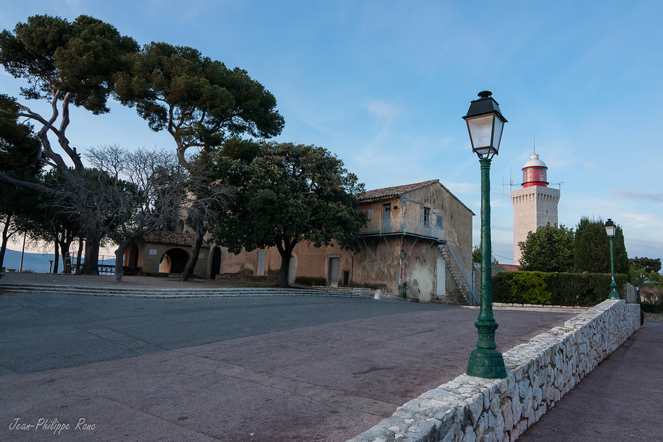 ЛУЧШАЯ ПАНОРАМА La Garoupe Lighthouse на вершине мыса Антиб — самый мощный маяк Средиземноморья, световой охват – более 60 км. Отсюда в хорошую погоду можно осмотреть панораму и даже увидеть очертания Корсики. Идеально — неделя в сентябре.