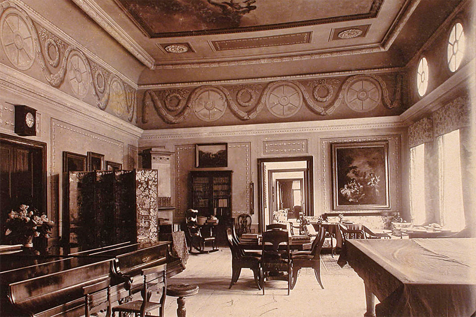 Историческое фото с изображением гостиной главного дома усадьбы  в парке Монрепо