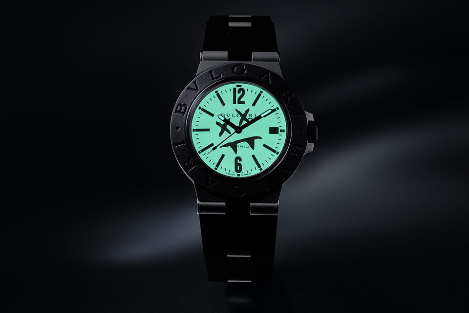 Благодаря покрытию люминофором Super-LumiNova циферблат светится в темноте, а эмблемой Аоки выделяется на нем выразительным черным орнаментом
