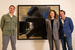 Клара Мартин и Дени Флажоле (крайний справа) на фоне картины Клары Мартин, цветовая гамма которой отображена на корпусе часов