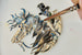 Декоративное изображение на циферблате Slim d’Hermes C’est la Fete выполнено в ремесленных техниках гравировки и эмали «пайоне»