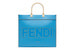 Логотип Fendi прострочен на поверхности сумки Sunshine ярко-голубого цвета нарочито грубыми стежками из рогожки