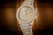Часы Nautilus 7118/1405R от Patek Philippe с 35,2 мм корпусом из розового золота, с автоматическим калибром 324 S и с паве snow setting из 2553 бриллиантов весом в 12,69 карата