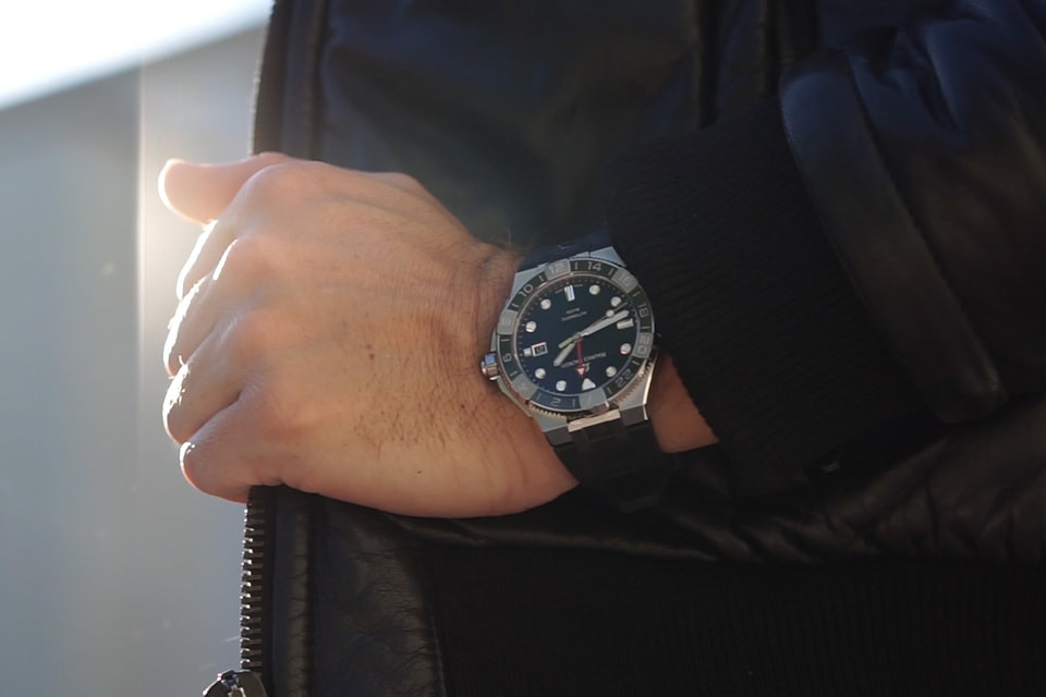Корпус часов Aikon Venturer GMT оснащен системой быстрой самостоятельной замены браслета Easychange