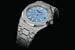 Корпус, безель и браслет модели Royal Oak «Jumbo» Extra-Plat усыпаны паве из 1102 бесцветных бриллиантов круглой огранки общим весом в 7,09 карат