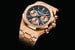 Три счетчика хронографа Royal Oak Selfwinding Chronograph выделяются на фоне «Grande Tapisserie» глубокого синего цвета