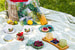 Чашки с блюдцами от Portmeirion из серии «Ботанический сад» и посуда в виде овощей от Bordallo Pinheiro