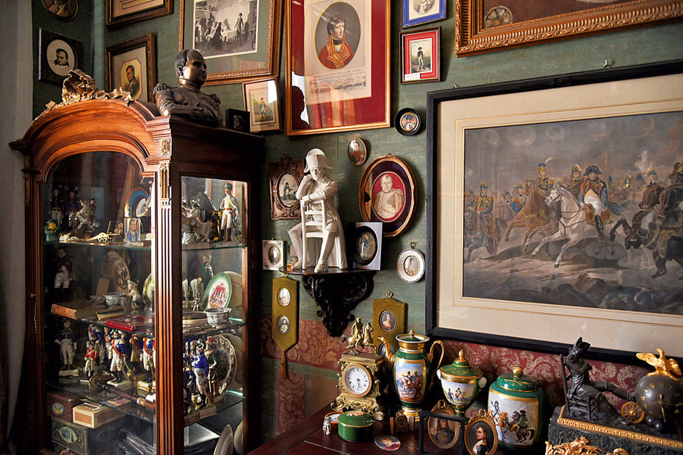 Александр приобрел для своей коллекции 150 картин и гравюр, а также сотни медалей, книг и памятных вещей, связанных с именем Наполеона