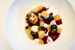 Альберто Фоль, шеф-повар ресторана Terrazza Danieli в венецианском отеле Hotel Danieli, создал десерт без глютена и лактозы с фруктами и овощами, вдохновленный картинами американского художника Джексона Поллока. В составе – свекольный, гранатовый, тыквенный и миндальный кремы, сливки с кокосовым молоком, сорбет из манго и имбиря, черника, смородина, зеленое яблоко. В общем, сплошная польза и красота.