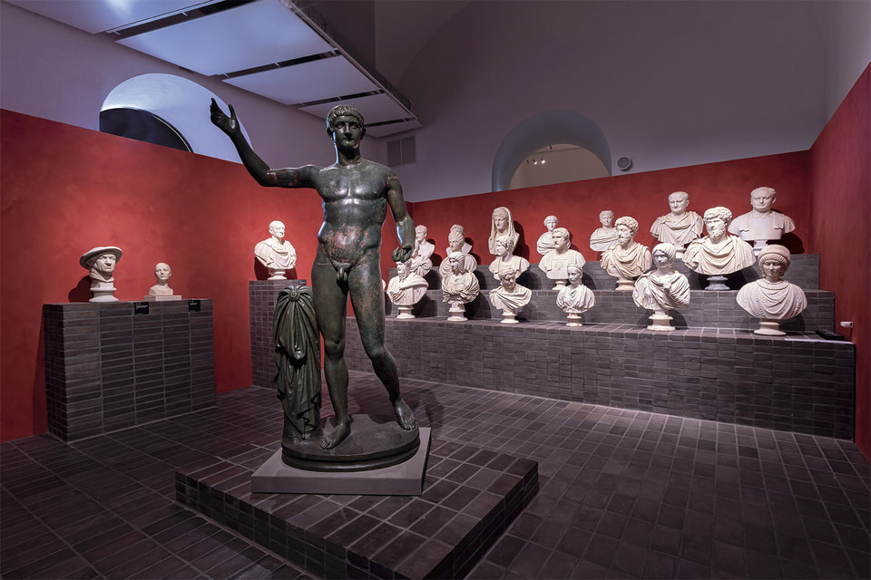 Древние мраморные бюсты и скульптуры из коллекции Fondazione Torlonia на выставке на вилле Каффарелли
