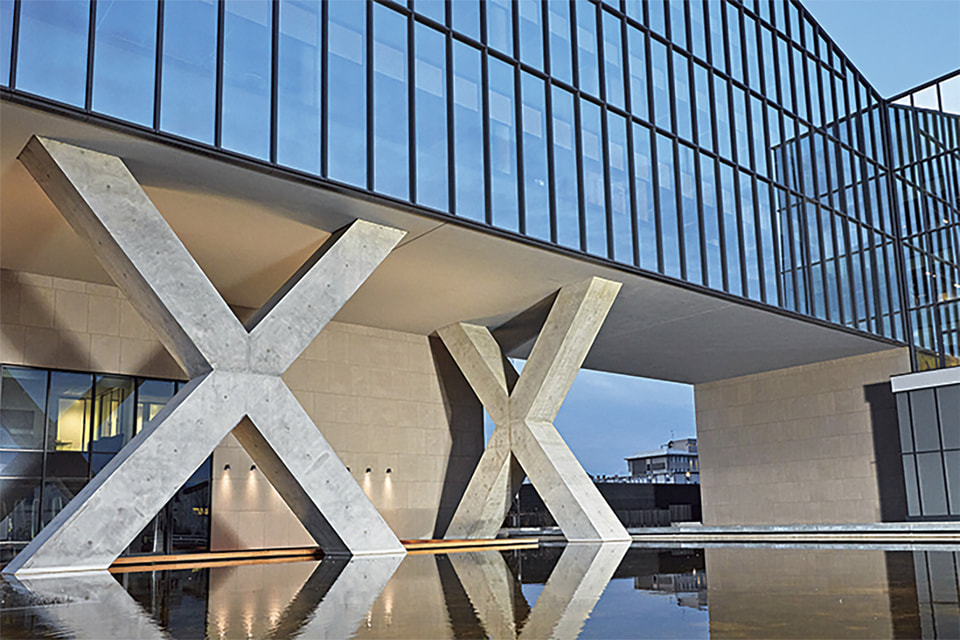 Коллекция Ermenegildo Zegna XXX осень-зима 2021/22 представлена в формате фильме, где здания – часть декораций