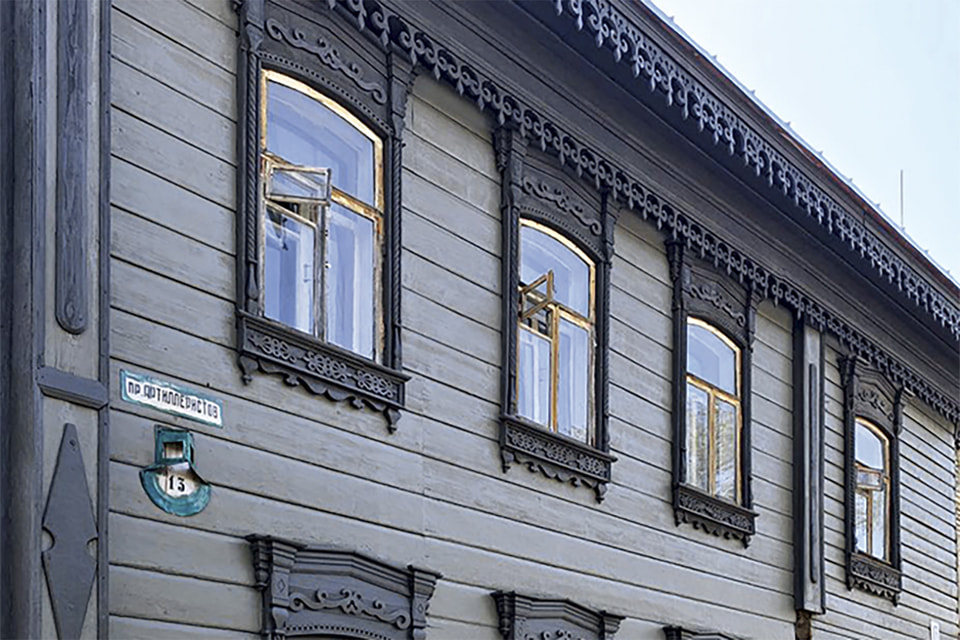 Деревянный дом фасадными окнами смотрит на главную улицу Коломны 