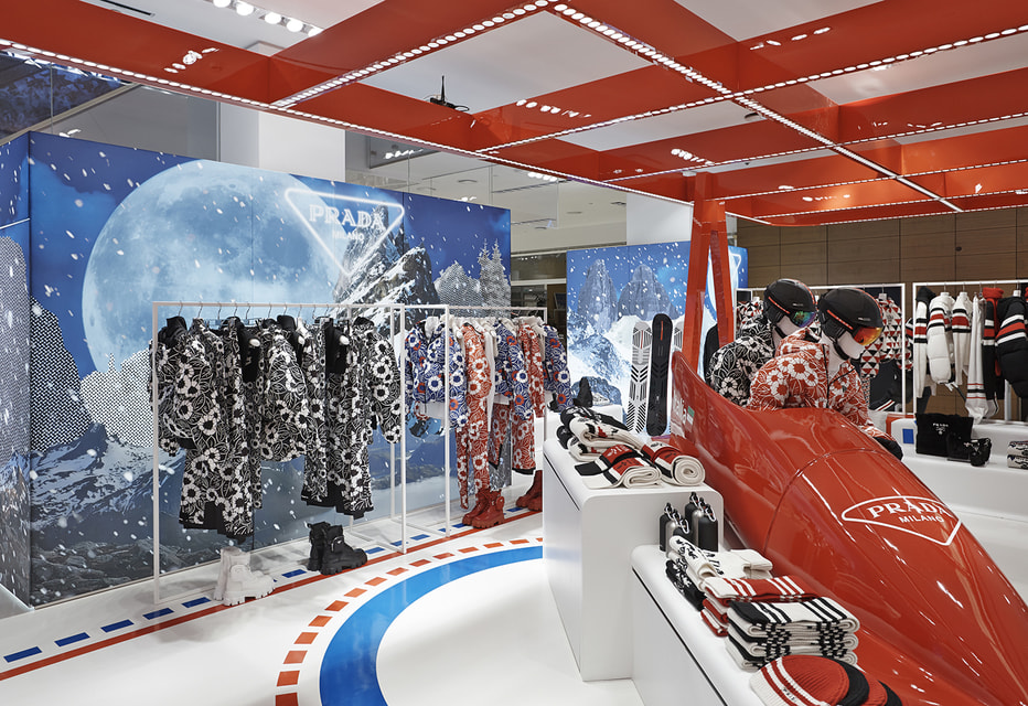 В спортивной коллекции Prada, среди прочего, представлена одежда с красочными геометрическими узорами