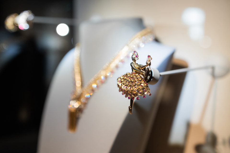 От брошей-балерин до колье Zip – Дом Van Cleef & Arpels привез в Москву свои знаковые творения