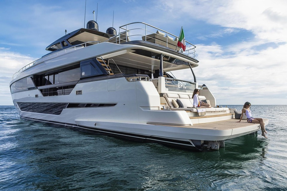 Ferretti Yachts 1000 – флагман бренда Ferretti. Дизайнеры верфи полностью переосмыслили жизнь на борту и сделали эту яхту абсолютно универсальной для любого рынка