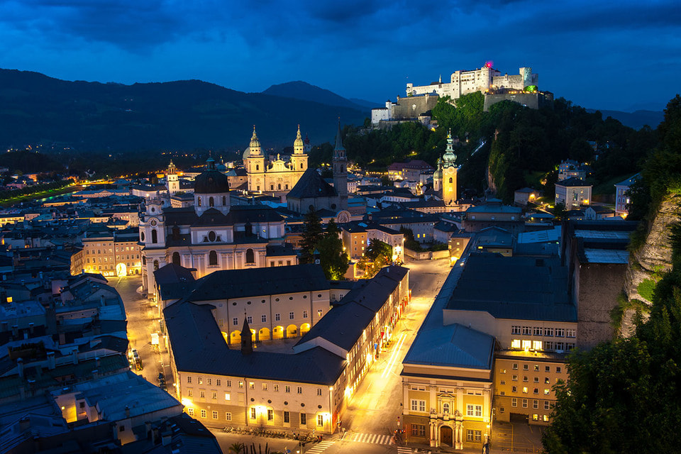 Панорама ночного Зальцбурга – в этом австрийском городе при поддержке Rolex проходит знаменитый оперный фестиваль