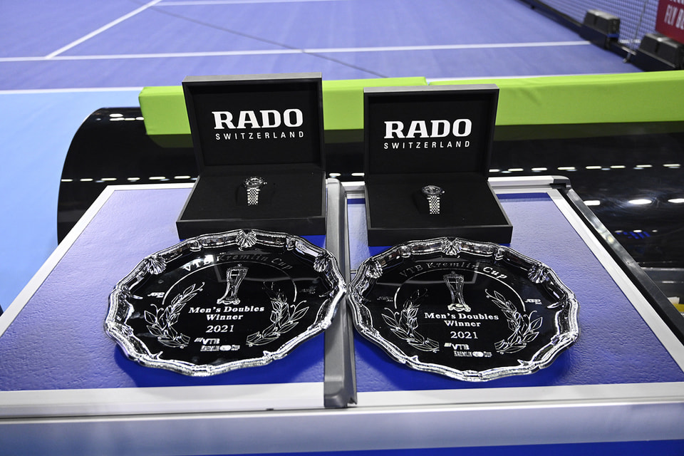 В качестве приза часы Rado Captain Cook High-Tech Ceramic были вручены и победителям турнира в парном разряде