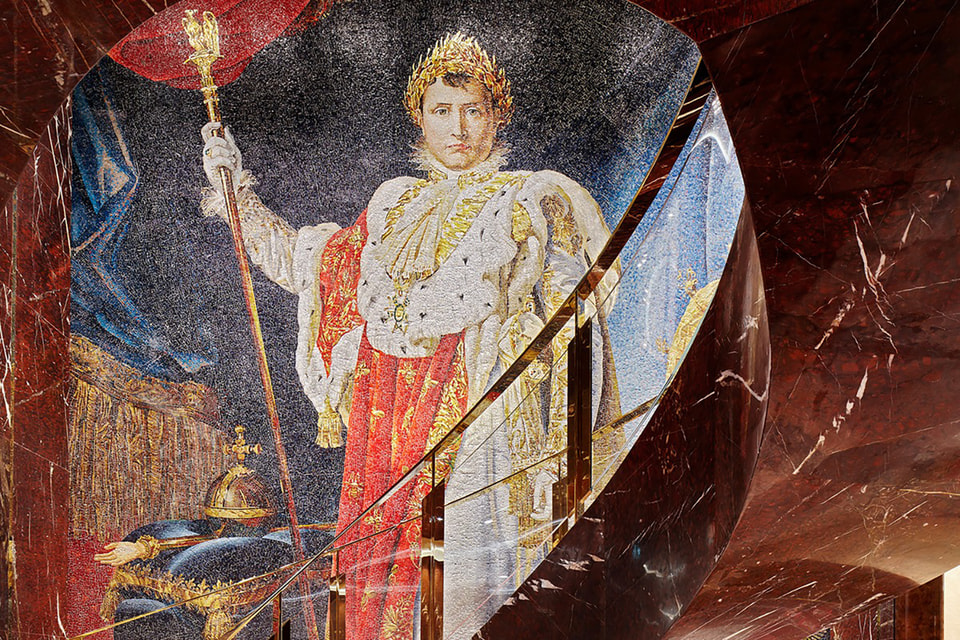Мозаика с образом Наполеона в бутике Dolce &amp; Gabbana, Париж, 2020 г.