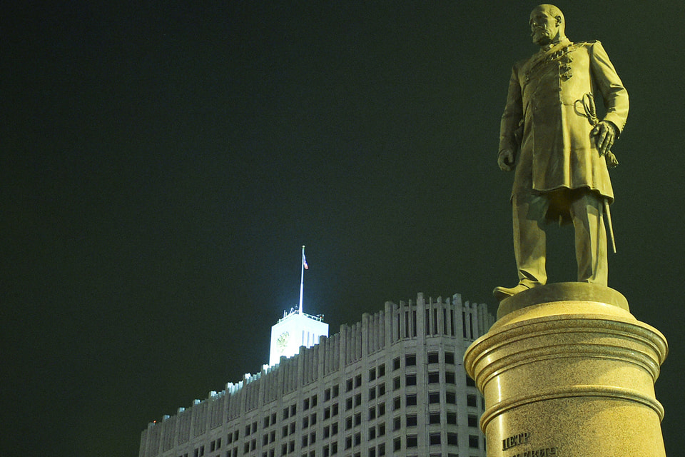 Памятник П. А. Столыпину на Краснопресненской набережной в Москве