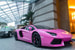 Ярко-розовый Lamborghini Aventador Ники Минаж. Персонализация автомобиля обошлась примерно в 271 002 евро и была выполнена в броском розовом оттенке, идеально соответствующем дерзкому характеру рэперши.
