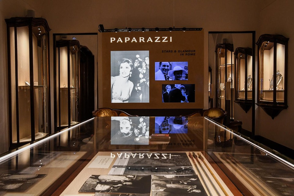 Экспозиция выставки Paparazzi создана так, чтобы ее посетители могли окунуться в  атмосферу эпохи Dolce Vita 1960-х в Риме
