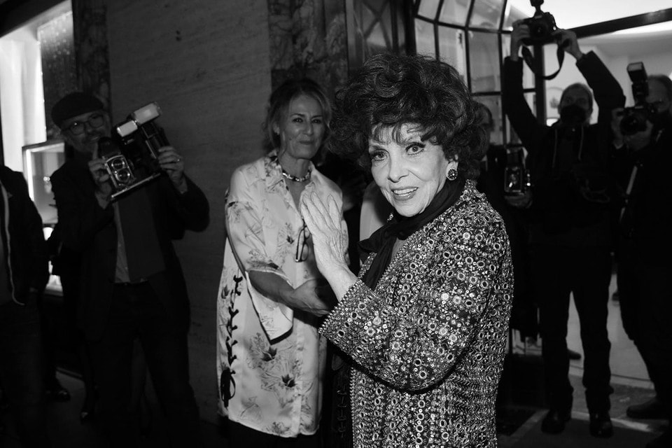 Джина Лоллобриджида, одна из ярчайших кинозвезд эпохи Dolce Vita, стала гостьей открытия выставки Paparazzi в пространстве Bvlgari DomvsAvrea