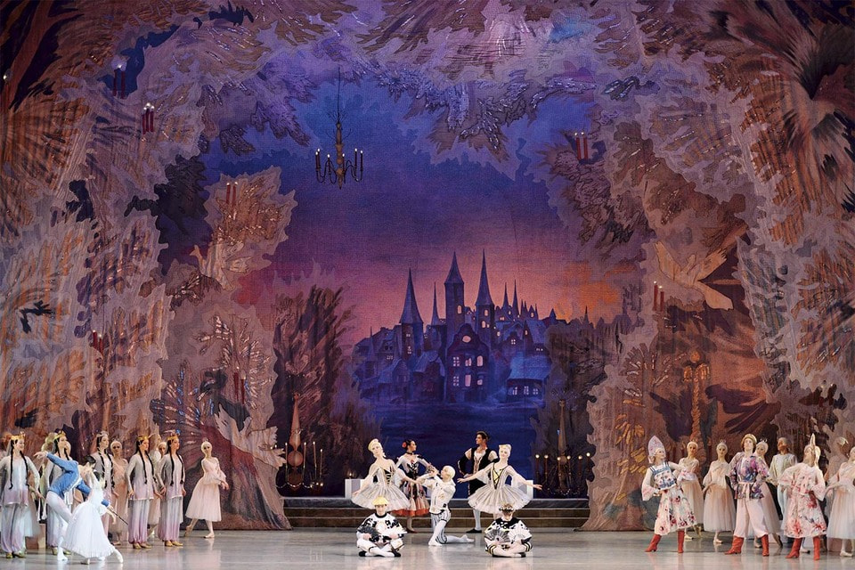 С 2001 года в репертуаре Мариинского театра соседствуют «Щелкунчик» в хореографии В. Вайнонена и постановка Михаила Шемякина в хореографии К. Симонова.